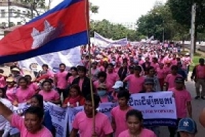 Рабочие-швейники Камбоджи протестуют против затягивания решения по зарплате
