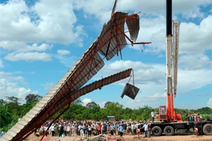 В пригороде камбоджийской столицы рухнул мост