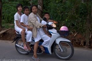 В Камбодже собираются ввести обязательное ношение шлемов для пассажиров мотоциклов