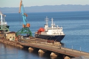 Сахалинское судно в пятницу доставит во Владивосток 5 моряков с затонувшего лесовоза "Полайн"