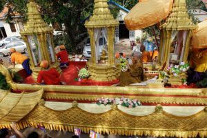 Возвращение золотой урны «Реликвия Будды» в камбоджийский храм