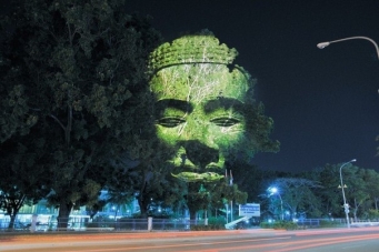 Проекции культовых для камбоджийцев изображений на кроны деревьев.