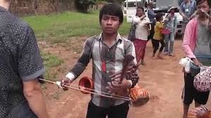 Камбоджийский паренёк отжигает на Хуцине (скрипка так называется)