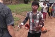 Камбоджийский паренёк отжигает на Хуцине (скрипка так называется)