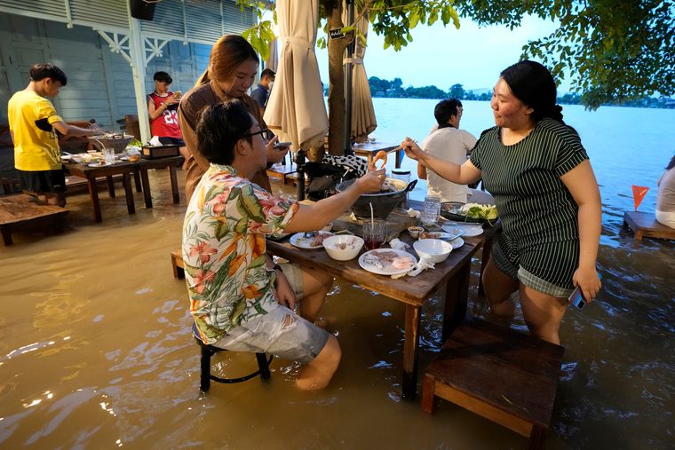 В Таиланде открылся ресторан, который работает только во время подтоплений
