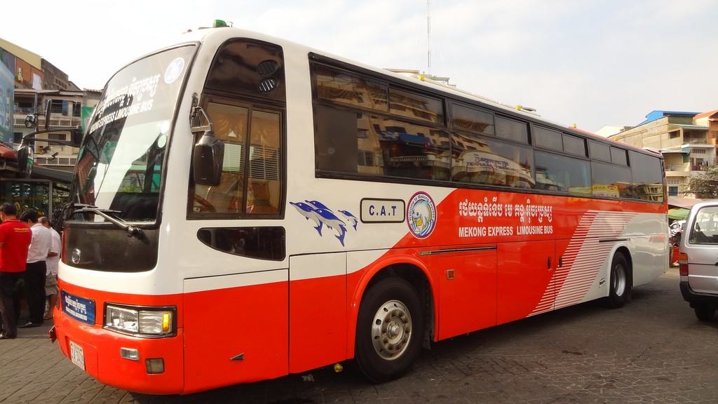 Китай безвозмездно передал Камбодже 100 автобусов