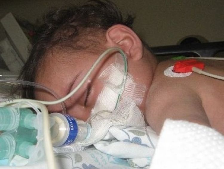 Младенец с воспалением лёгких спасён служащими ВМФ