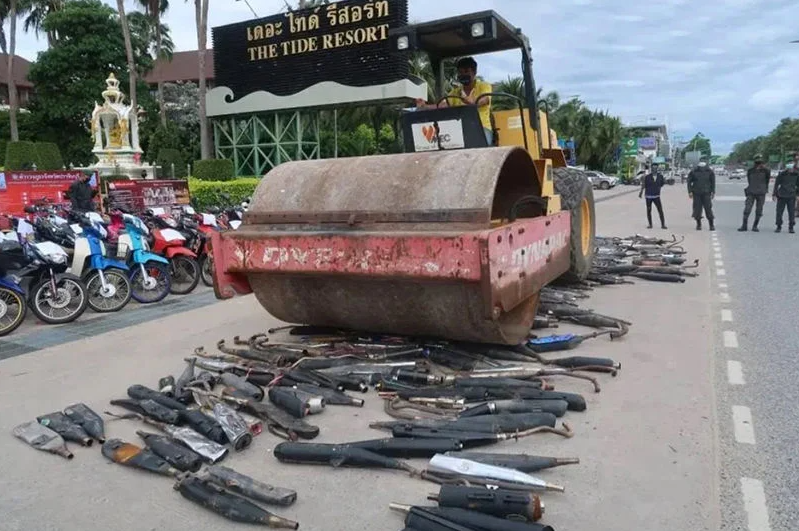 В Паттайе устроили публичное уничтожение мото-модификаций