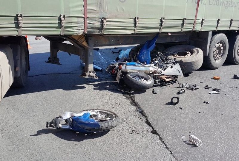 Мотоциклист погиб, на большой скорости врезавшись в припаркованный грузовик