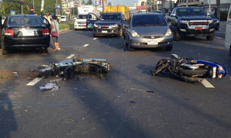 На главном шоссе Пхукета в ДТП пострадали двое взрослых и ребенок