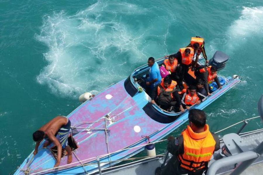 На Пхукете корабль морской полиции спас туристов с Рача-Яй