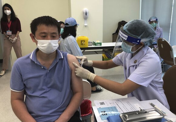 Жителей Таиланда завлекают на вакцинацию от COVID-19 коровами и золотом