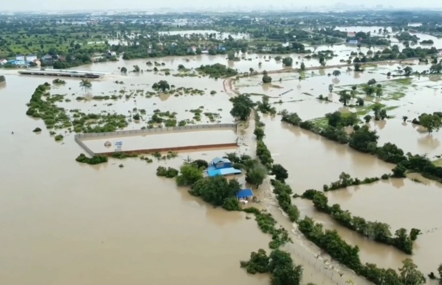 Сильное наводнение в Камбодже продолжает уносить жизни