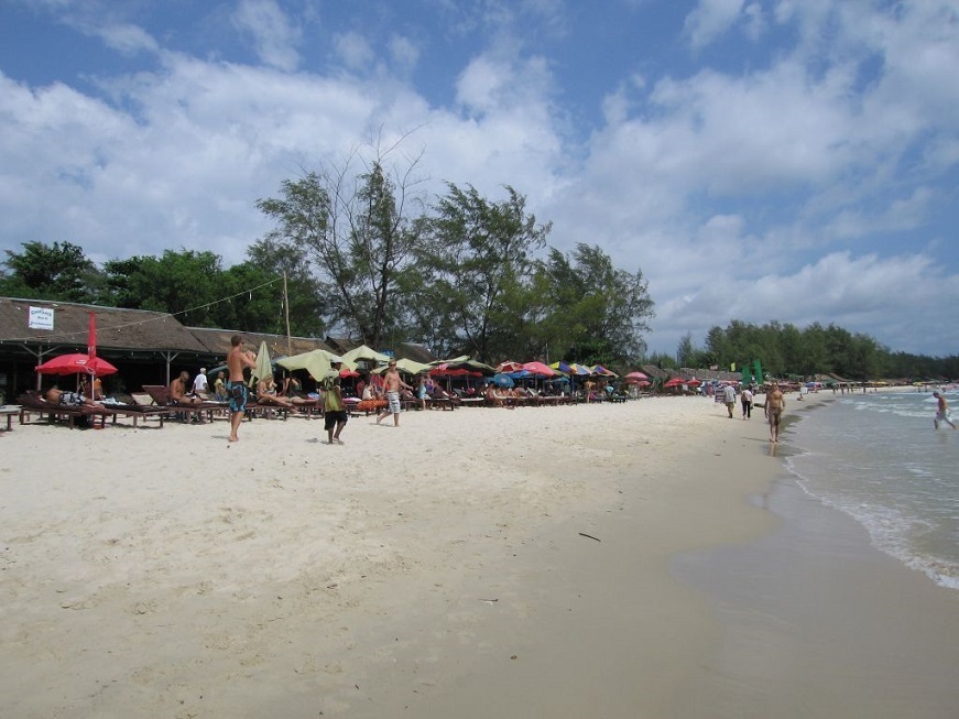 Пляж Окчютеал в Сиануквиле — длинная и достаточно узкая благоустроенная пляжная полоса, обрамленная казуаринами