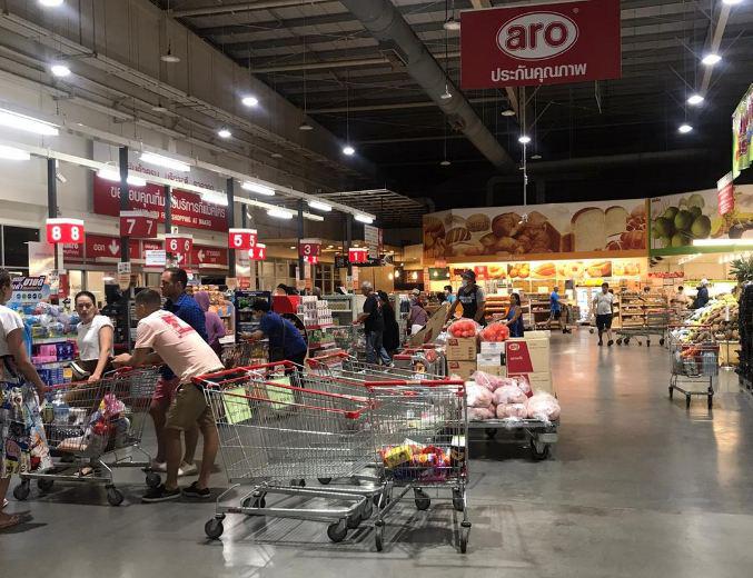 Тайский супермаркет выделил отдельные часы работы для пожилых людей
