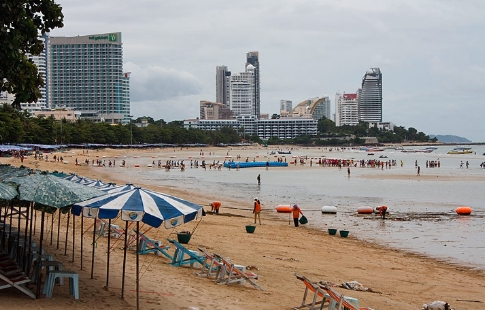 Мэр Паттайи приказал очистить пляжи в течение двух недель