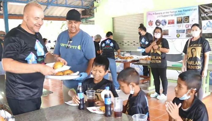 Известный шеф-повар Паттайи раздает еду детям из неблагополучных семей