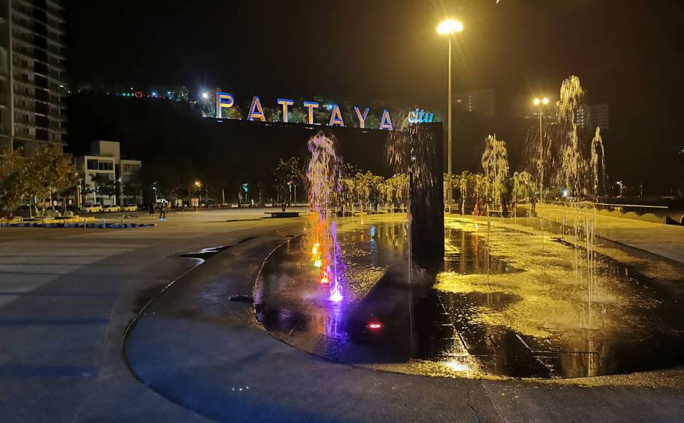 Паттайя включает «танцующий фонтан» на Бали Хай
