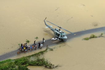 Пилоты ВВС Таиланда - помощь при наводнении