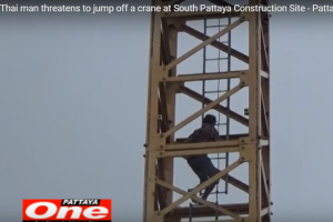 В Паттайе мужчина угрожал спрыгнуть со строительного крана