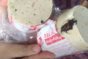 Жительнице Таиланда продали сосиску Moo Yor с тараканом внутри