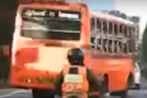 Видео: водитель автобуса показал «бангкокский дрифт»