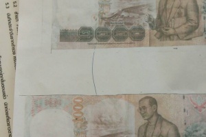 Фальшивые деньги на рынке у храма Чаймонгкол