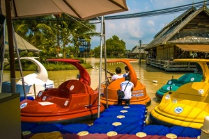 Лодки из будущего на плавучем рынке в Паттайе