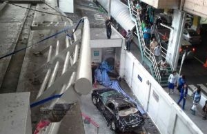 Пенсионеры в Паттайе упали на автомобиле с третьего этажа