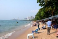 Пляж Паттайи без зонтиков и стульев