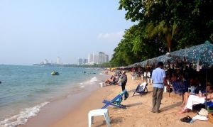Пляж Паттайи без зонтиков и стульев
