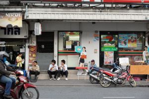 В Таиланде туристки подрались за товар в 7-Eleven