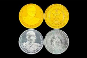 Тайланд отчеканил золотые и серебряные монеты в честь 70-летия вступления на престол Его Величества