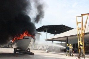 Подозрительный пожар уничтожил дорогой катер