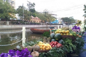 В столице открыт плавучий рынок