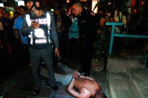 Пьяный турист напал на 20 полицейских