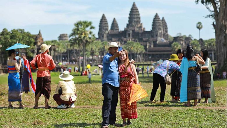 Продавцы кхмерских костюмов в Ангкоре не следуют нормам