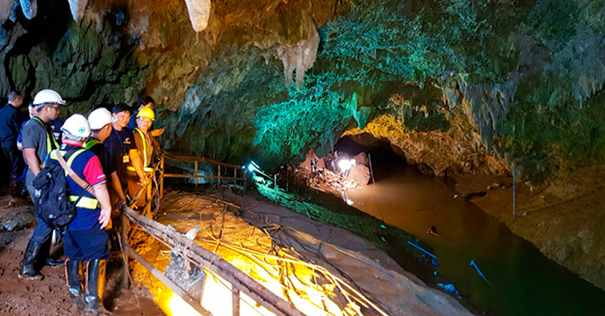 Пещера в Таиланде, из которой спасли юных футболистов, стала туристическим местом