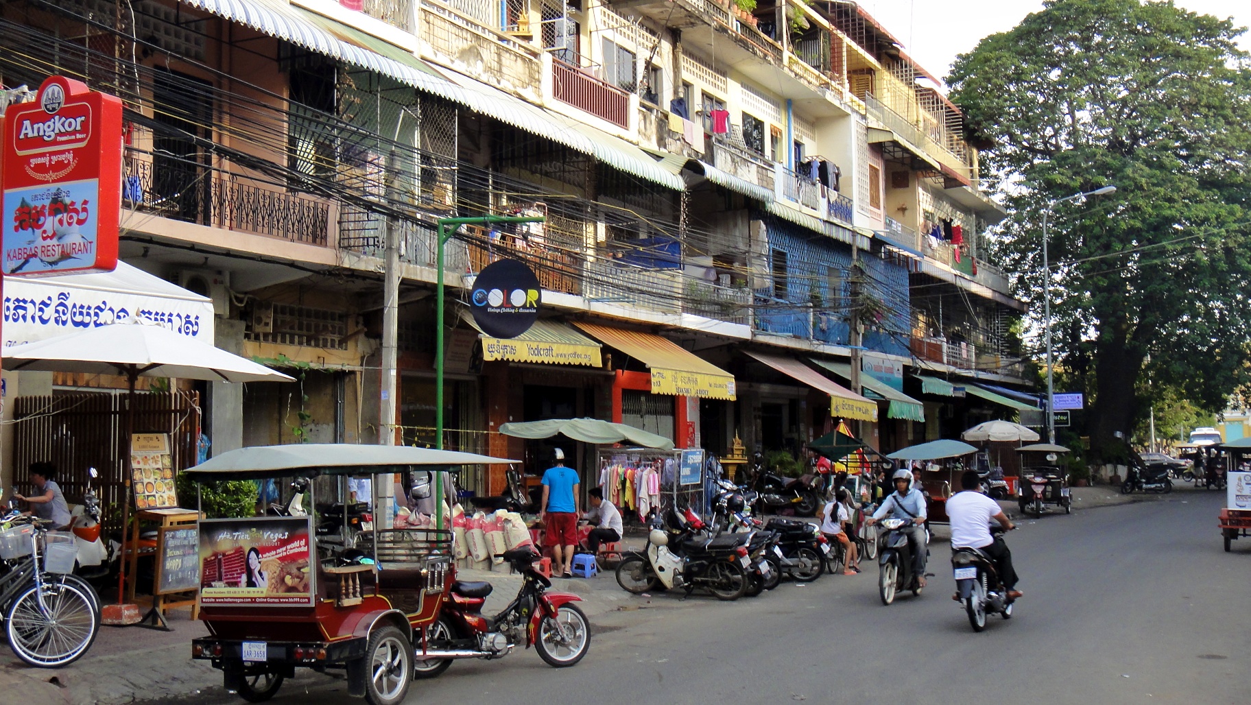 Иностранцам в Камбодже обещают бесплатные прививки от COVID-19