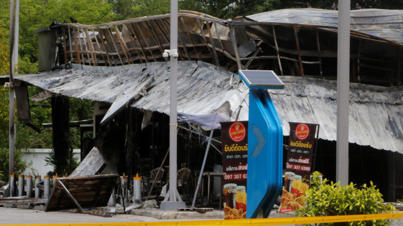 Семь человек пострадали от взрывов и поджогов на юге Таиланда