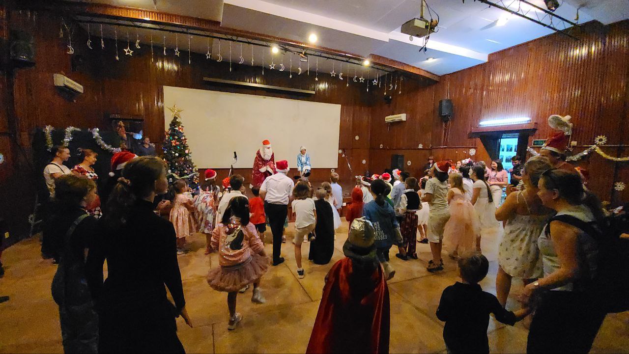 Дед Мороз поздравил детей с Новым годом в Камбодже
