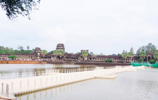 Плавающий мост в Ангкор-Ват в Камбодже является доступным для иностранных туристов