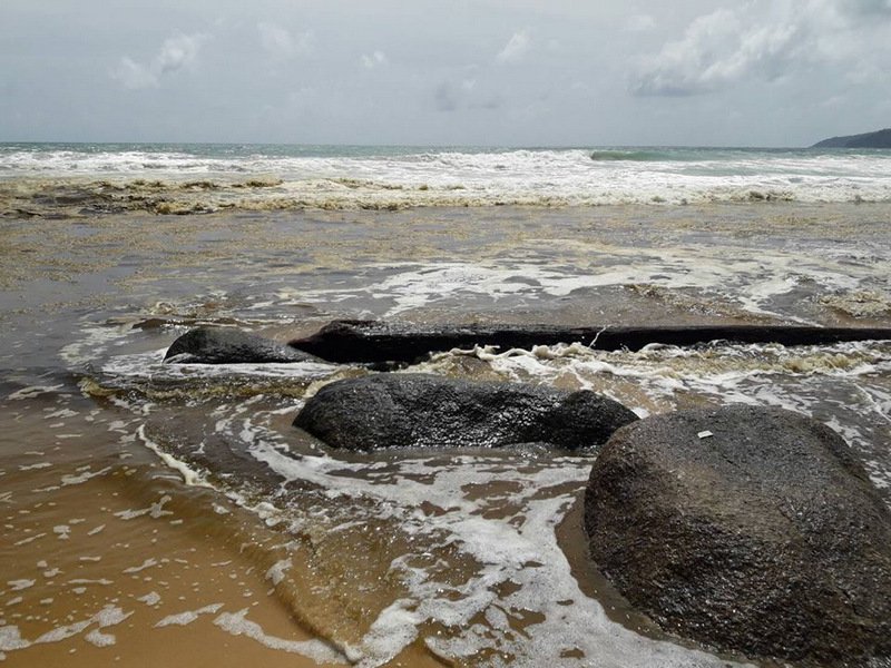 Почему на Karon Beach изменился цвет воды