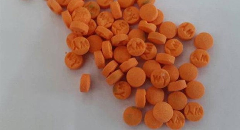 Полицейские схватили наркокурьера с 4049 пилюлями метамфетамина