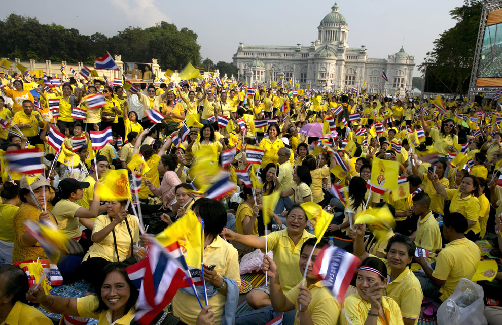 Правительство призвало тайцев в июле отдать предпочтение желтой одежде