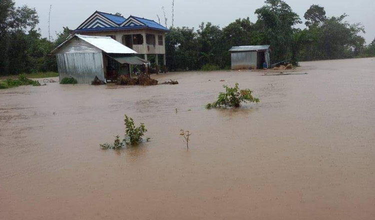Наводнения в Преа-Сиануке продолжаются