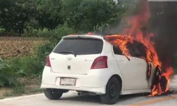 Водитель чудом выбрался из горящей машины в Чонбури