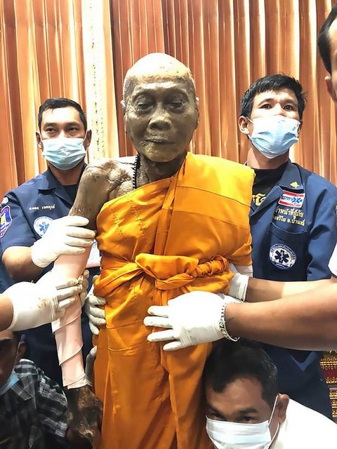 Буддийские монахи эксгумировали труп учителя и увидели, что он улыбается
