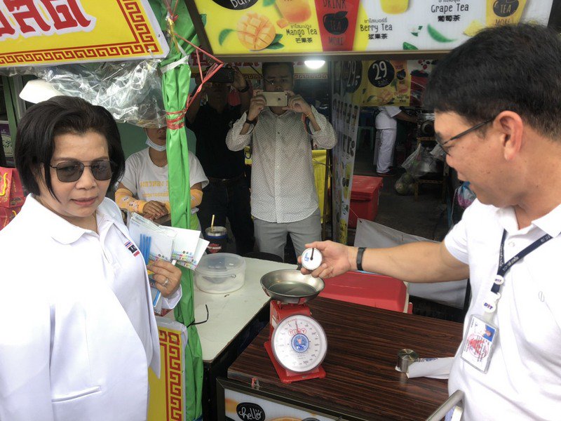 Чиновники проверяют стоимость продуктов в киосках, установленных на время Вегетарианского фестиваля