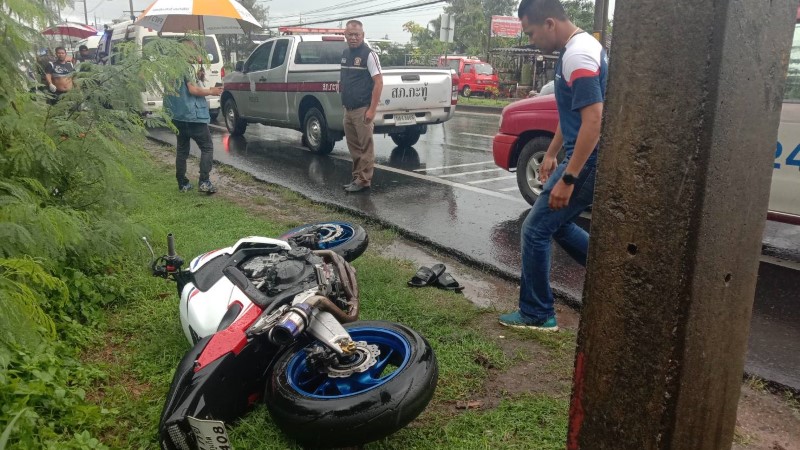 Молодой мужчина разбился на мотоцикле на мокрой дороге в Кату